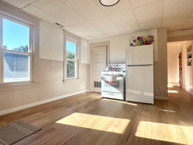 98 Maple St, Unit 3 in Easthampton, MA - Building Photo - Building Photo