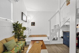 274 NW 43rd St in Miami, FL - Foto de edificio - Building Photo