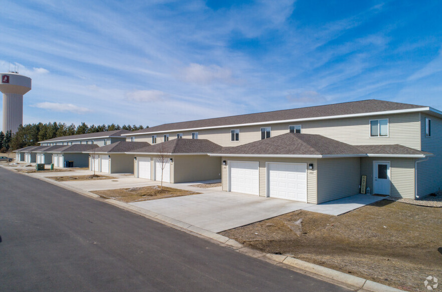 Pineview Townhomes in Jordan, MN - Building Photo