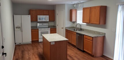 5005 Emberly Dr in McLeansville, NC - Foto de edificio - Building Photo