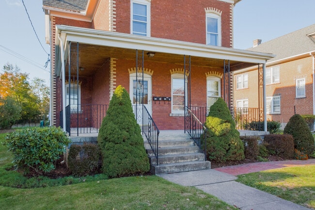 181 Newington Rd in West Hartford, CT - Building Photo - Building Photo