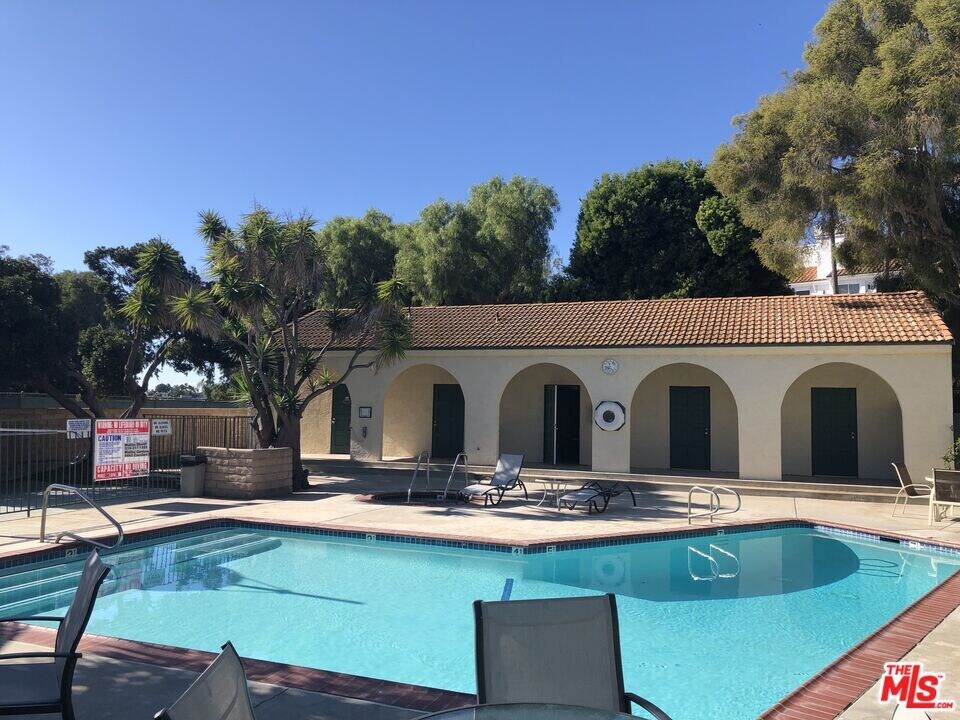 6468 Cavalleri Rd in Malibu, CA - Building Photo