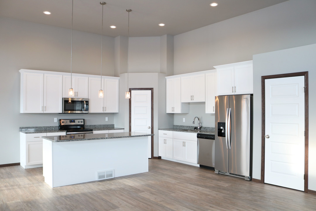 Shadow Creek Townhomes in West Fargo, ND - Building Photo