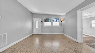 5601 Cedar St NE in St. Petersburg, FL - Building Photo - Building Photo