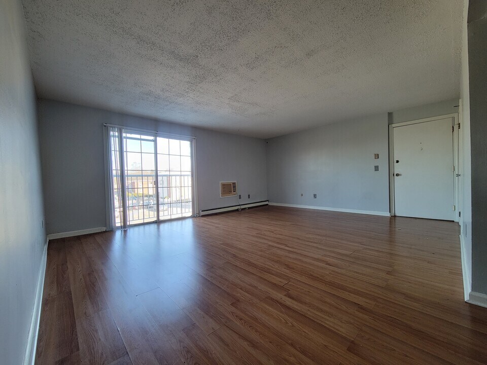 300 Smithfield Rd, Unit Apt 1-10 in North Providence, RI - Foto de edificio