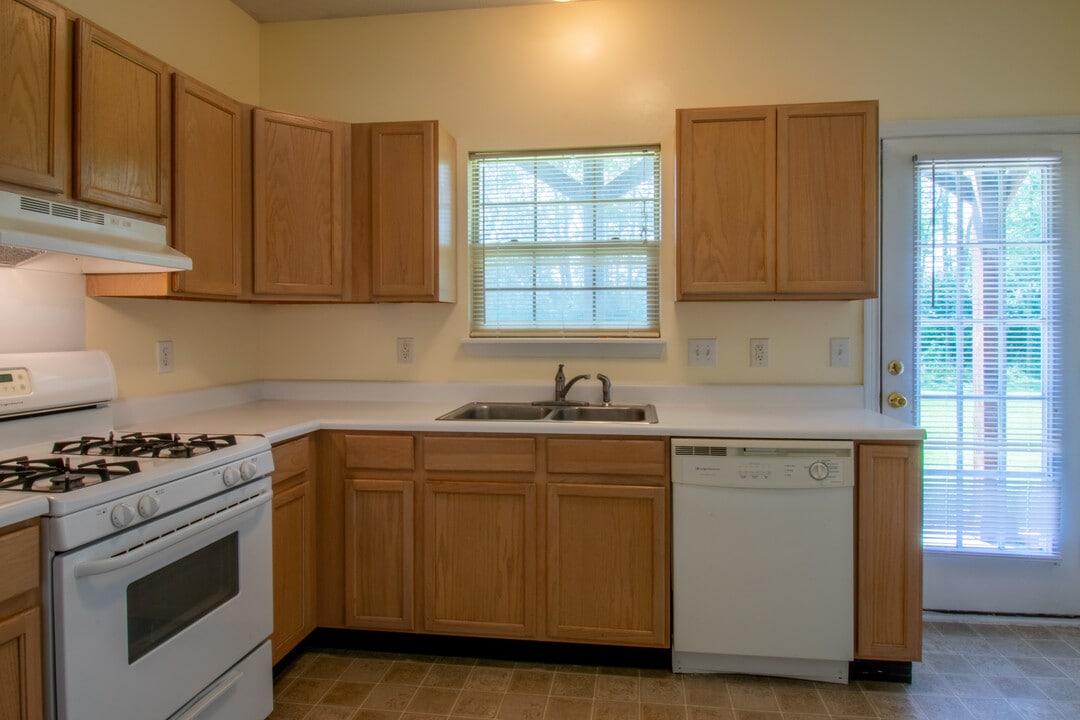 Sugar Creek Apartments in New Palestine, IN - Foto de edificio
