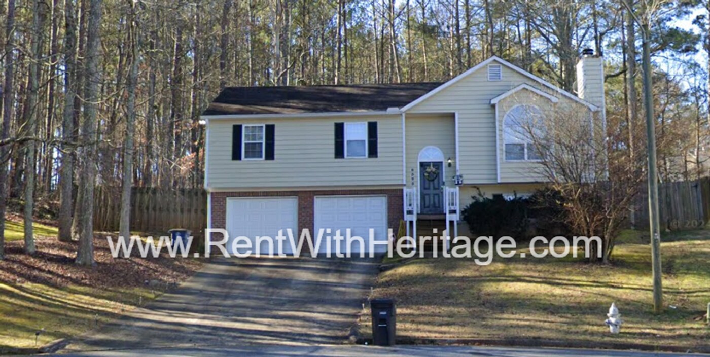 6395 Holborne Ln in Douglasville, GA - Building Photo