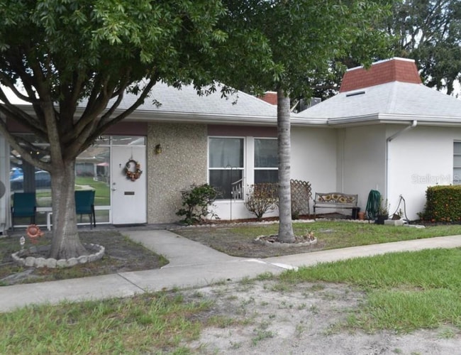 4365 Tahitian Gardens Cir in Holiday, FL - Foto de edificio - Building Photo