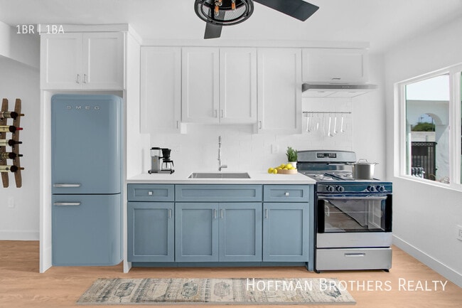 5926 S Hoover St in Los Angeles, CA - Building Photo - Building Photo