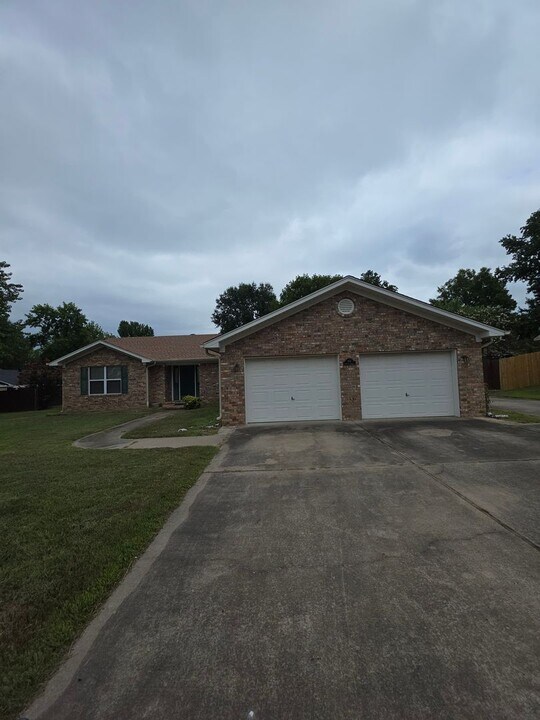 801 S Phoenix Ave in Russellville, AR - Building Photo