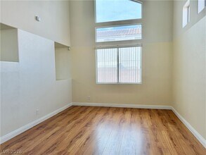 8638 White River Dr in Las Vegas, NV - Building Photo - Building Photo