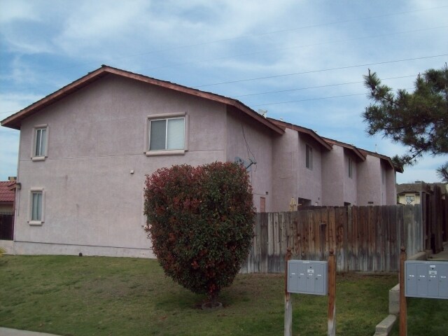 5917 Fairfax Rd in Bakersfield, CA - Foto de edificio - Building Photo