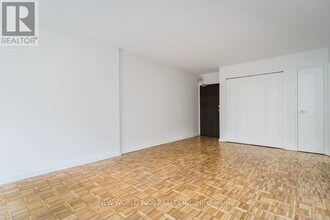 101-101 Roehampton Ave in Toronto, ON - Building Photo - Building Photo