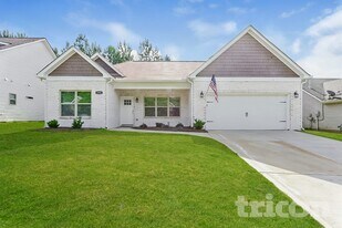 1576 Queen Elizabeth Dr in Locust Grove, GA - Building Photo