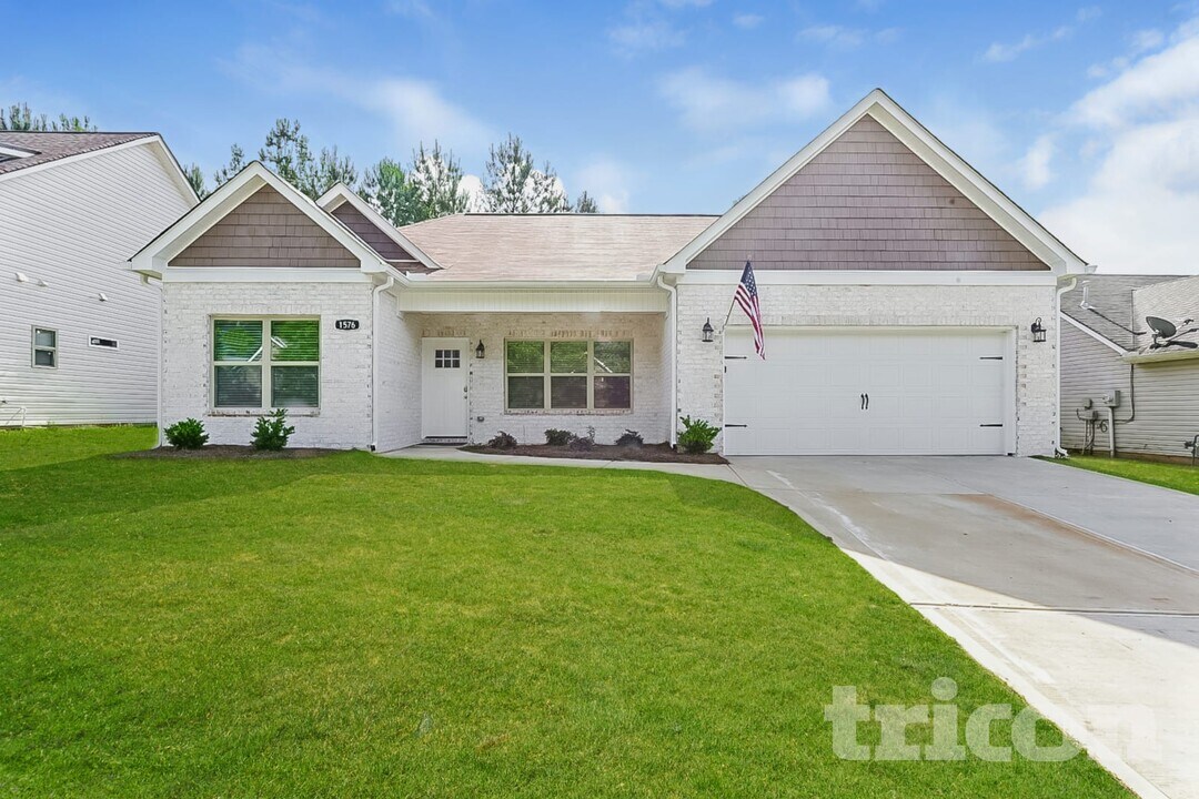 1576 Queen Elizabeth Dr in Locust Grove, GA - Building Photo