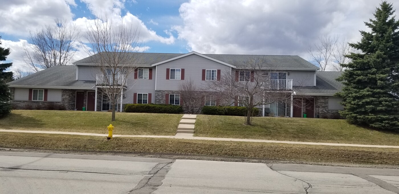 2200 Sylvan Way, Unit 1 in West Bend, WI - Foto de edificio