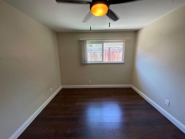80 Murlagan Ave in Mountain View, CA - Foto de edificio - Building Photo