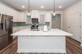 211 Winding River Dr in Johns Island, SC - Building Photo - Building Photo