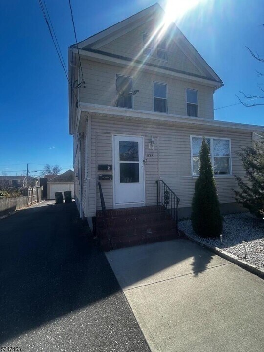 628 Hussa St in Linden, NJ - Building Photo