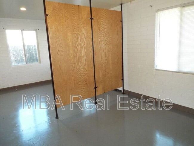 property at 917 E Dunlap Ave