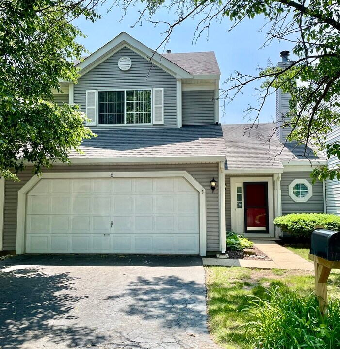 8 Crabapple Ct in Lake In The Hills, IL - Building Photo
