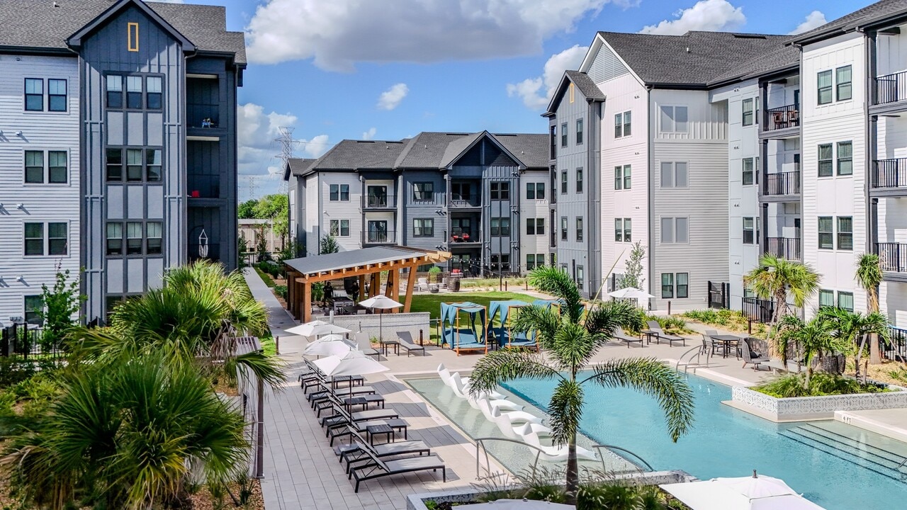 Azalea Luxury Apartments in Tampa, FL - Foto de edificio