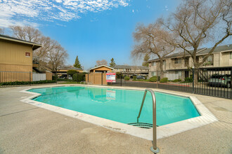 Heritage Oaks in Woodland, CA - Foto de edificio - Building Photo