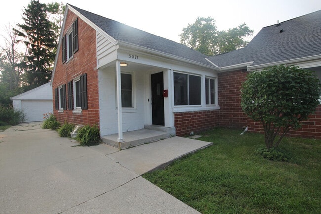5017 N Bay Ridge Ave in Whitefish Bay, WI - Foto de edificio - Building Photo