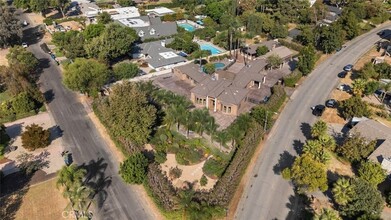 8817 Louise Ave in Los Angeles, CA - Foto de edificio - Building Photo
