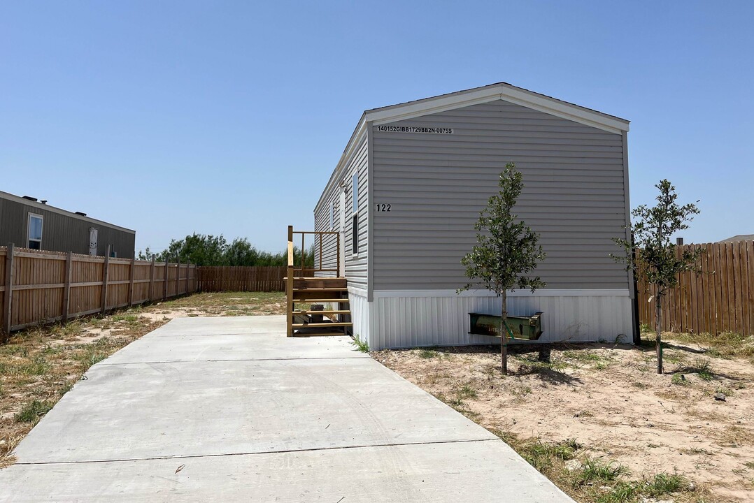 122 Cutleaf Ct in Laredo, TX - Building Photo