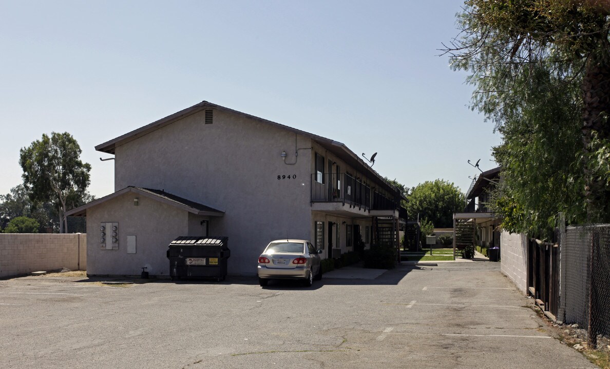 8940 Mango Ave in Fontana, CA - Foto de edificio