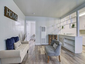 Huntington Apartments in Sacramento, CA - Building Photo - Building Photo