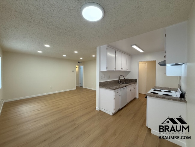 5461 Kester Ave in Los Angeles, CA - Building Photo - Building Photo