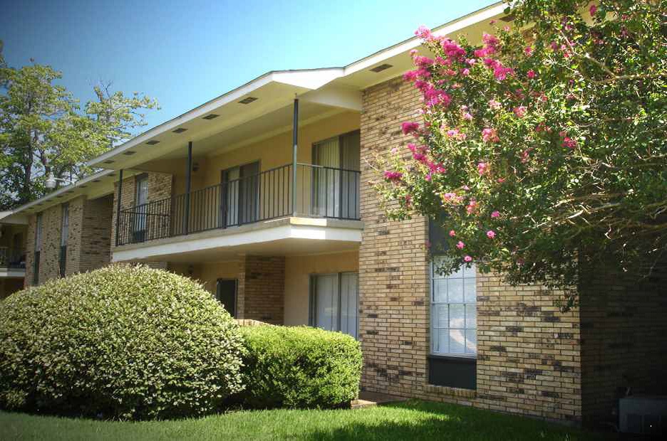 Trafalgar Apartments in Alexandria, LA - Building Photo