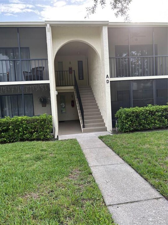 1400 Pine Glen Ln in Tarpon Springs, FL - Foto de edificio