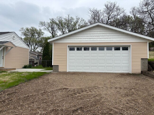 1001 S 10th St in Clinton, IA - Building Photo - Building Photo
