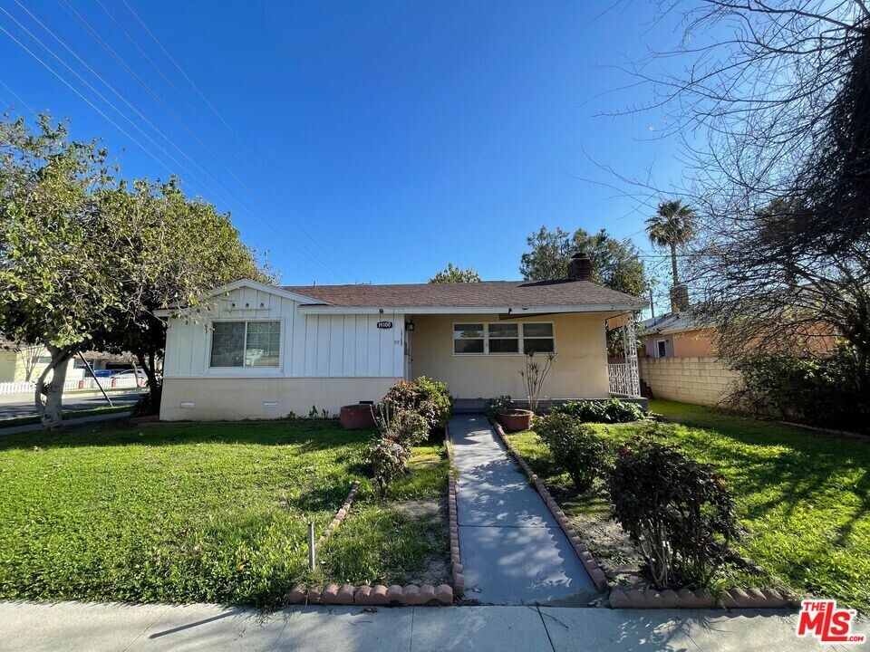 19100 Hart St in Los Angeles, CA - Building Photo