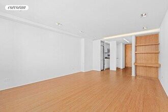 32 Gramercy Pk S in New York, NY - Building Photo - Building Photo