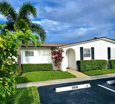 2930 Crosley Dr E in West Palm Beach, FL - Building Photo