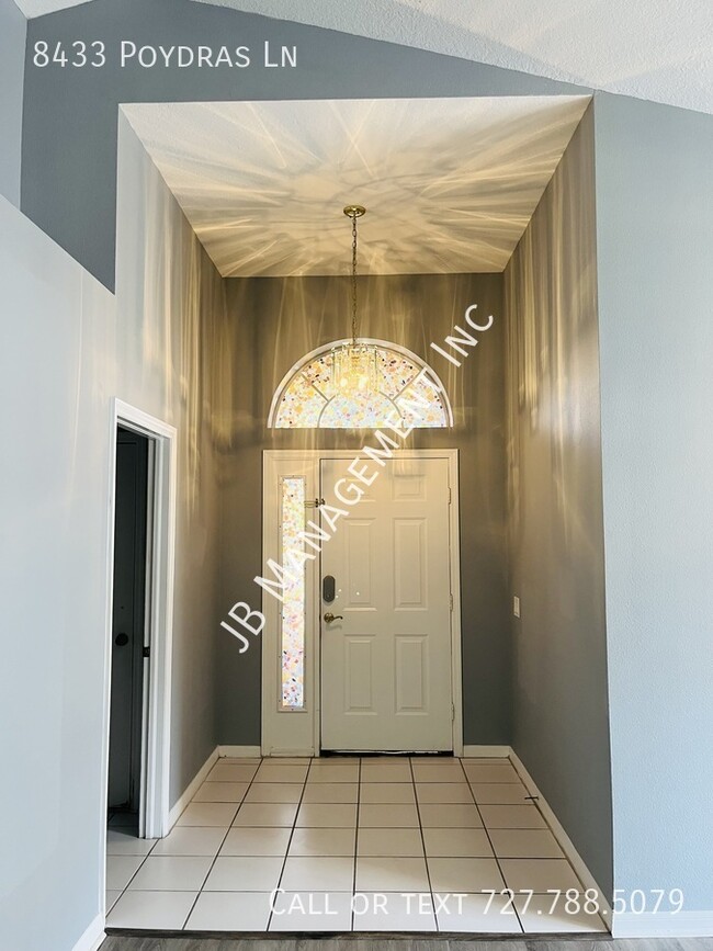 8433 Poydras Ln in Tampa, FL - Building Photo - Building Photo
