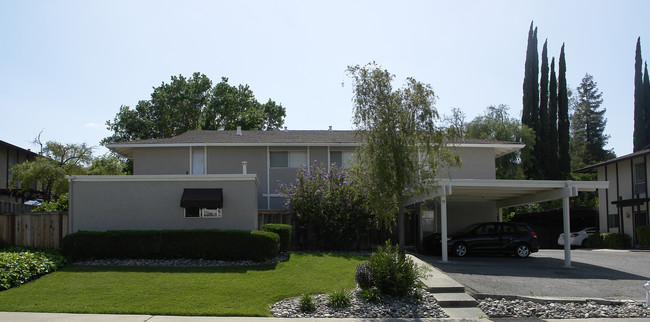 77 Donegal Way in Pleasant Hill, CA - Foto de edificio - Building Photo