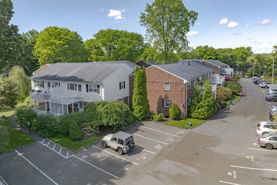 Mosswood Condominiums in Fairfield, CT - Building Photo