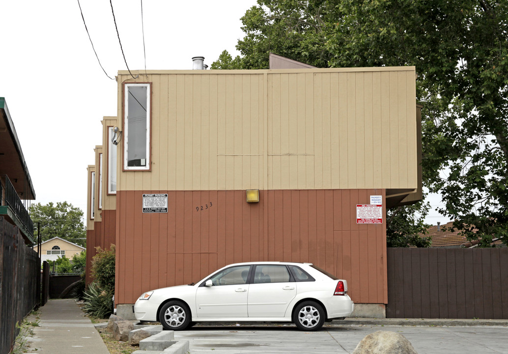 9233 Hillside St in Oakland, CA - Foto de edificio