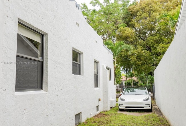 5938 NE 5th Ave in Miami, FL - Building Photo - Building Photo