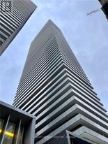 50 Charles St E in Toronto, ON - Building Photo
