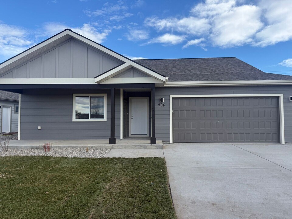 904 Papa Yo Pkwy in Belgrade, MT - Building Photo