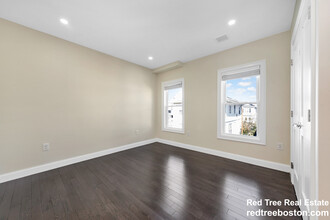 43 Wright Ave, Unit 2 in Medford, MA - Foto de edificio - Building Photo