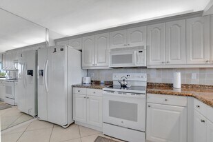 14 Royal Palm Way in Boca Raton, FL - Building Photo
