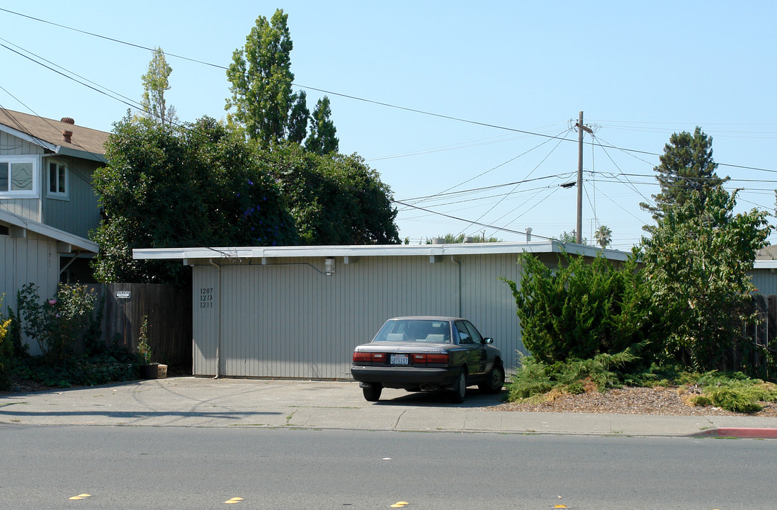 1207 Yulupa Ave in Santa Rosa, CA - Building Photo