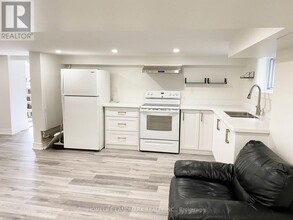 2600 Lake Shore Blvd W in Toronto, ON - Building Photo - Building Photo